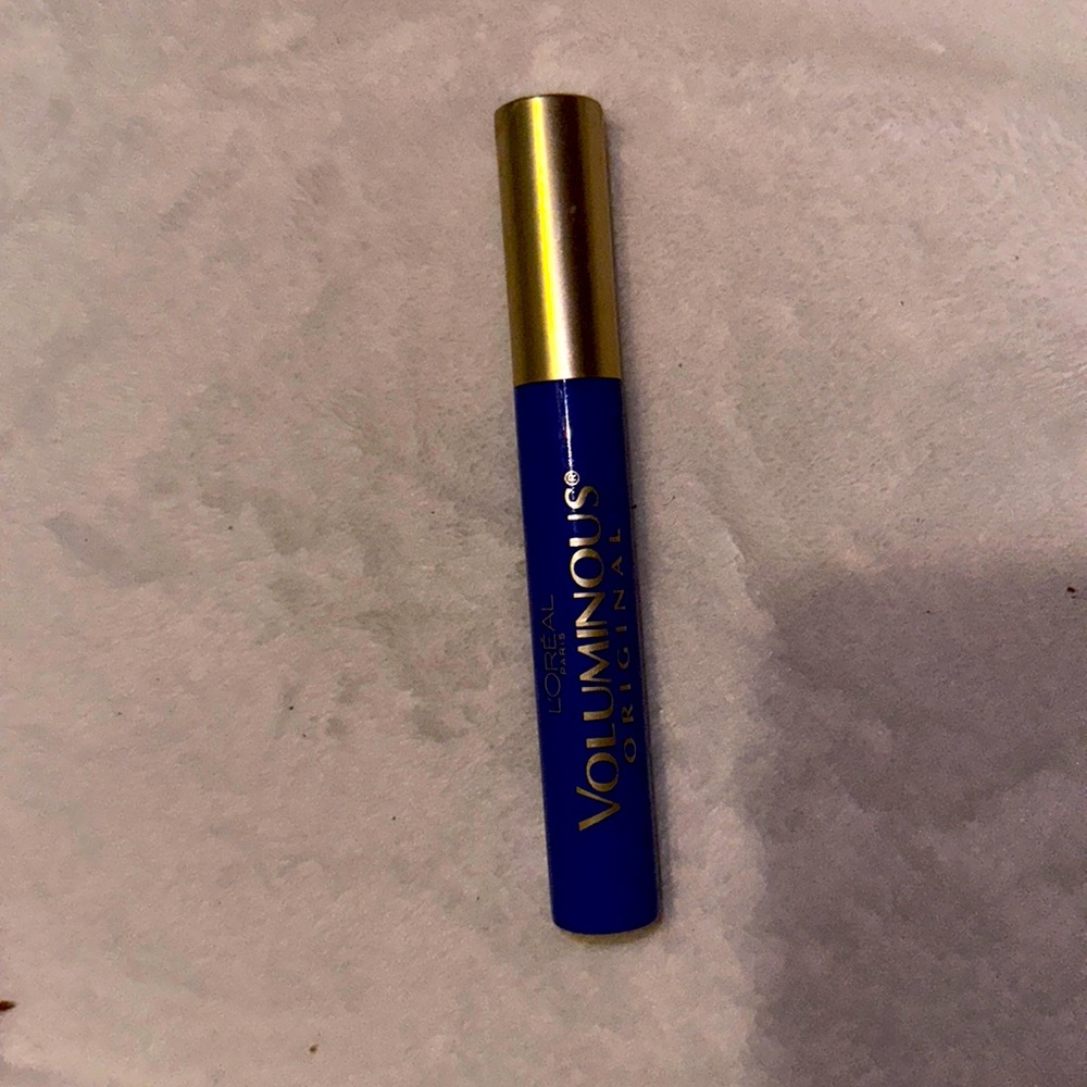 Blue mascara